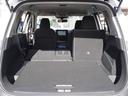 【多彩なシートアレンジ　片席倒し】リアシートを片側倒すと長物も運べます。嬉しいですね！