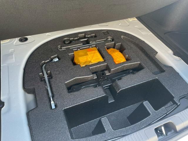カムリ Ｇレザーパッケージ　車線逸脱防止　衝突被害軽減　ハイビームアシスト　シートＨ　パーキングセンサー　ＤＶＤプレーヤー　ナビＴＶ　横滑り防止　電動シート　地デジＴＶ　イモビライザー　エアバッグ　キーフリー　メモリ－ナビ（65枚目）