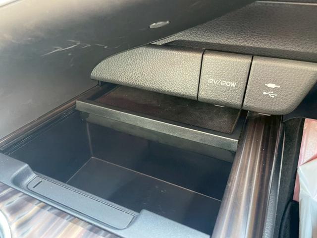 カムリ Ｇレザーパッケージ　車線逸脱防止　衝突被害軽減　ハイビームアシスト　シートＨ　パーキングセンサー　ＤＶＤプレーヤー　ナビＴＶ　横滑り防止　電動シート　地デジＴＶ　イモビライザー　エアバッグ　キーフリー　メモリ－ナビ（68枚目）
