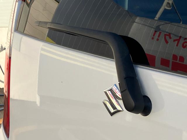 【リアワイパー付き！】リアガラスにたまった雨やほこりを取り除いて後方の視界を確保しやすくしてくれます♪