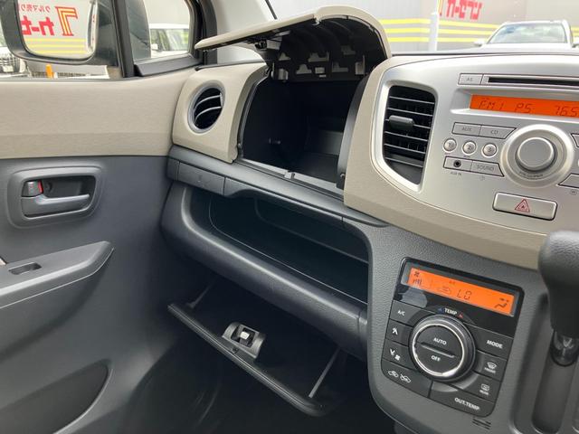 【収納たくさん】アッパーグローボックスにはティッシュボックスなどが入る大きさです。