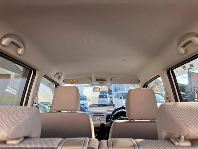 【広々とした天井】高さのある広々とした空間です♪長時間でも快適にドライブできますね！