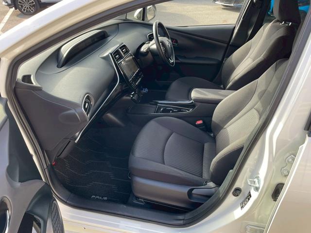 プリウス Ａ　レーダクルーズ　車線逸脱警報システム　プリクラッシュ　カーテンエアバック　助手席エアバック　ＥＴＣ車載器　ＡＨＢ　ＡＷ　ｉストップ　ＶＳＣ　盗難防止　キーレスエントリー　パワーステアリング　ＡＢＳ（8枚目）