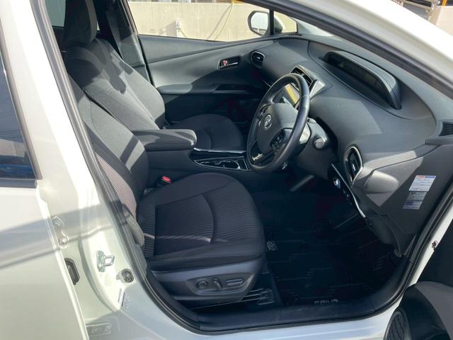 プリウス Ａ　レーダクルーズ　車線逸脱警報システム　プリクラッシュ　カーテンエアバック　助手席エアバック　ＥＴＣ車載器　ＡＨＢ　ＡＷ　ｉストップ　ＶＳＣ　盗難防止　キーレスエントリー　パワーステアリング　ＡＢＳ（29枚目）
