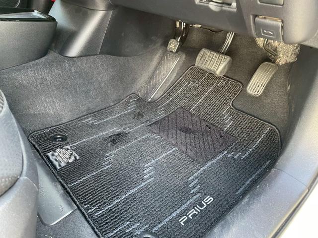 プリウス Ａ　レーダクルーズ　車線逸脱警報システム　プリクラッシュ　カーテンエアバック　助手席エアバック　ＥＴＣ車載器　ＡＨＢ　ＡＷ　ｉストップ　ＶＳＣ　盗難防止　キーレスエントリー　パワーステアリング　ＡＢＳ（52枚目）