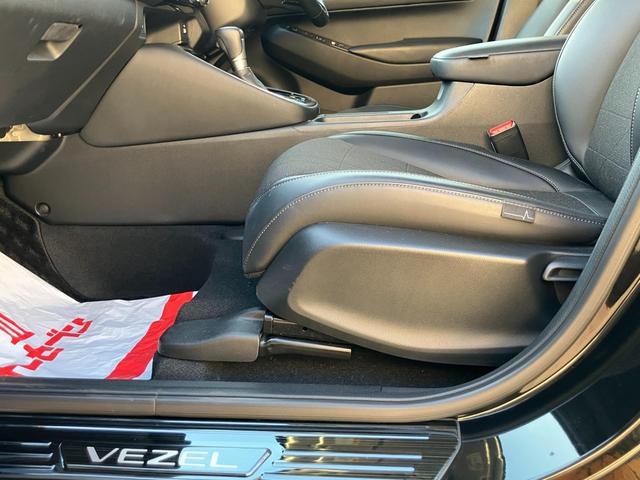 ヴェゼル ｅ：ＨＥＶ　Ｚ　車線逸脱警告　シートＨ　サイドエアＢ　ＡＴハイビーム　パークセンサー　リヤカメラ　ＥＳＣ　パワステ　ＡＷ　ＡＡＣ　エアバック　ＤＡＣ　ＡＢＳ　アイドリングストップ　アダプティブＣＣ　キーフリーシステム（29枚目）