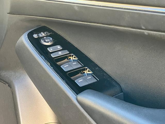 ヴェゼル ｅ：ＨＥＶ　Ｚ　車線逸脱警告　シートＨ　サイドエアＢ　ＡＴハイビーム　パークセンサー　リヤカメラ　ＥＳＣ　パワステ　ＡＷ　ＡＡＣ　エアバック　ＤＡＣ　ＡＢＳ　アイドリングストップ　アダプティブＣＣ　キーフリーシステム（42枚目）