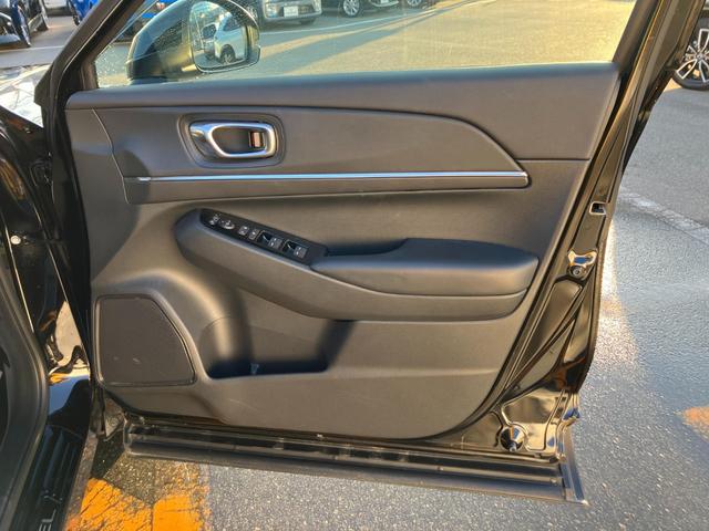 ヴェゼル ｅ：ＨＥＶ　Ｚ　車線逸脱警告　シートＨ　サイドエアＢ　ＡＴハイビーム　パークセンサー　リヤカメラ　ＥＳＣ　パワステ　ＡＷ　ＡＡＣ　エアバック　ＤＡＣ　ＡＢＳ　アイドリングストップ　アダプティブＣＣ　キーフリーシステム（43枚目）