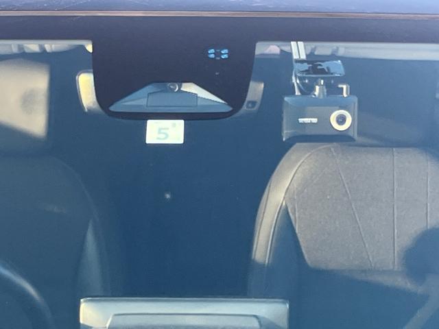 ヴェゼル ｅ：ＨＥＶ　Ｚ　車線逸脱警告　シートＨ　サイドエアＢ　ＡＴハイビーム　パークセンサー　リヤカメラ　ＥＳＣ　パワステ　ＡＷ　ＡＡＣ　エアバック　ＤＡＣ　ＡＢＳ　アイドリングストップ　アダプティブＣＣ　キーフリーシステム（50枚目）