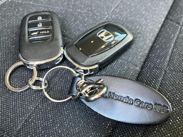 ヴェゼル ｅ：ＨＥＶ　Ｚ　車線逸脱警告　シートＨ　サイドエアＢ　ＡＴハイビーム　パークセンサー　リヤカメラ　ＥＳＣ　パワステ　ＡＷ　ＡＡＣ　エアバック　ＤＡＣ　ＡＢＳ　アイドリングストップ　アダプティブＣＣ　キーフリーシステム（65枚目）