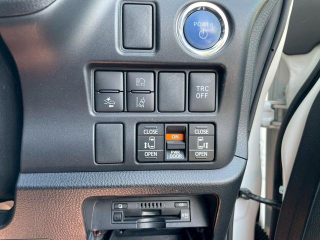 ヴォクシー ハイブリッドV 車線逸脱警告 Bカメ フルセグテレビ エコモード 横滑り防止システム AC ウォークスルー パワーステアリング ドラレコ付き ナビTV オートハイビーム Wエアバック 盗難防止アラーム エアバッグ(42枚目)