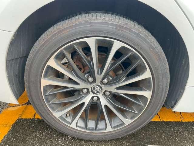 カムリ ＷＳレザーパッケージ　純正ナビ／フルセグ／バックカメラ／ＥＴＣ／本革／シートヒーター／本革巻き３本スポーク／ヘッドアップディスプレイ／純正アルミホイール／ブラインドスポットモニター／ドライブレコーダー前後／衝突軽減ブレーキ（16枚目）