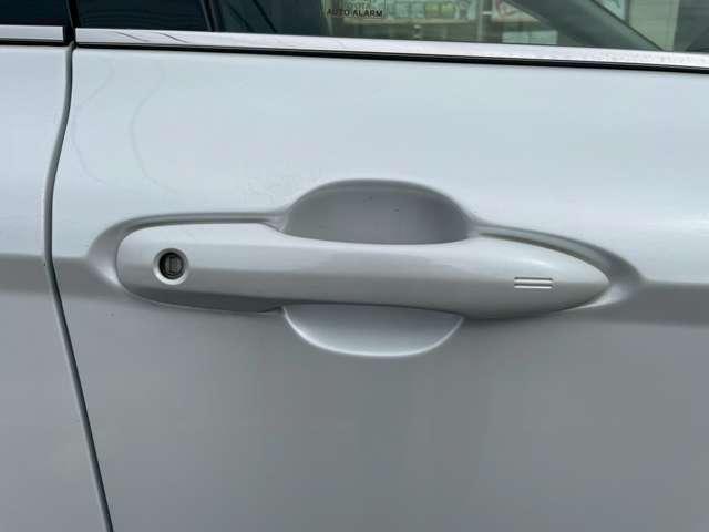 カムリ ＷＳレザーパッケージ　純正ナビ／フルセグ／バックカメラ／ＥＴＣ／本革／シートヒーター／本革巻き３本スポーク／ヘッドアップディスプレイ／純正アルミホイール／ブラインドスポットモニター／ドライブレコーダー前後／衝突軽減ブレーキ（23枚目）