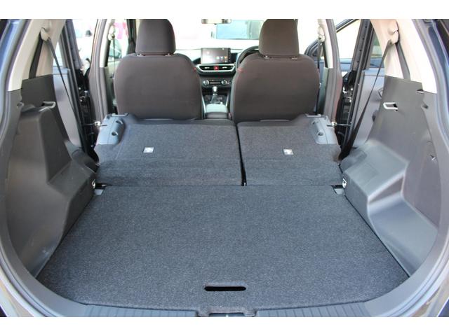 �����V�[�g��|���΍L����قڃt���b�g�ȐύڃX�y�[�X�B���������V�[�g��|���ƁA�V�[�g�o�b�N�ʂ���f�b�L�{�[�h�A�o�b�N�h�A�J�����܂łقڃt���b�g�ɂ���������s���̂���׎����o�����܂��B