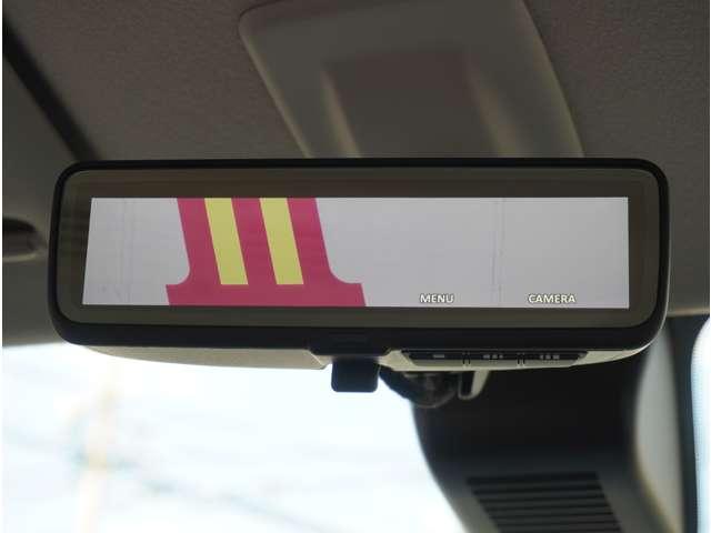 �f�W�^���C���i�[�~���[�����B�ԗ�����J�����̉f�����~���[���̃f�B�X�v���C�ɕ\���B�w�b�h���X�g��ו��ȂǂŎ��E����������ꂸ�Ɍ�����m�F���邱�Ƃ��ł��܂��B