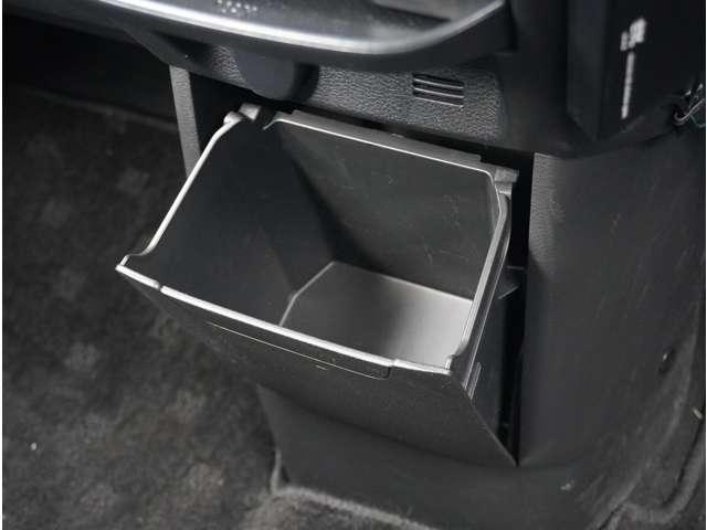 �Z���^�[���A�{�b�N�X�B�O�Ȃ���Ȃ��A���ꂼ��̐Ȃɍ���l���g���₷���ʒu�ɕ֗��Ȏ��[�X�y�[�X������܂���