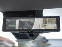 デジタルインナーミラー装備。車両後方カメラの映像をミラー内のディスプレイに表示。ヘッドレストや荷物などで視界をさえぎられずに後方を確認することができます。