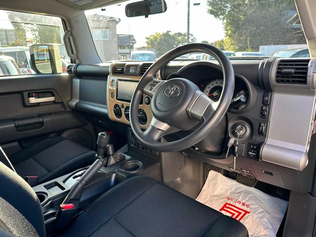 FJクルーザー ベースグレード 禁煙車 純正フルセグナビ バックカメラ CD/DVD サイドエアバッグ カーテンエアバッグ 障害物センサー(19枚目)