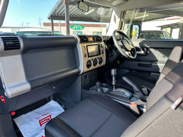 FJクルーザー ベースグレード 禁煙車 純正フルセグナビ バックカメラ CD/DVD サイドエアバッグ カーテンエアバッグ 障害物センサー(20枚目)
