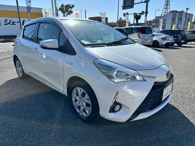 ヴィッツ ハイブリッドＵ　禁煙車　フルセグＴＶ　Ｂｌｕｅｔｏｏｔｈ　ＣＤ／ＤＶＤ　バックカメラ　ＥＴＣ　ドライブレコーダー前後　クルーズコントロール　運転席・助手席エアバッグ　衝突被害軽減ブレーキ　レーンキープアシスト（3枚目）