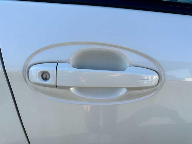 ヴィッツ ハイブリッドＵ　禁煙車　フルセグＴＶ　Ｂｌｕｅｔｏｏｔｈ　ＣＤ／ＤＶＤ　バックカメラ　ＥＴＣ　ドライブレコーダー前後　クルーズコントロール　運転席・助手席エアバッグ　衝突被害軽減ブレーキ　レーンキープアシスト（17枚目）