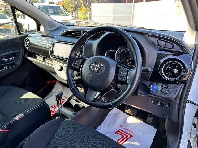 ヴィッツ ハイブリッドＵ　禁煙車　フルセグＴＶ　Ｂｌｕｅｔｏｏｔｈ　ＣＤ／ＤＶＤ　バックカメラ　ＥＴＣ　ドライブレコーダー前後　クルーズコントロール　運転席・助手席エアバッグ　衝突被害軽減ブレーキ　レーンキープアシスト（21枚目）