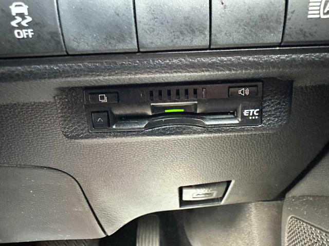 カローラツーリング ハイブリッド　ダブルバイビー　禁煙車　ディスプレイオーディオ　Ｂｌｕｅｔｏｏｔｈ　バックカメラ　ＥＴＣ　ドラレコ前後　衝突被害軽減ブレーキ　障害物センサー　アクセル踏み間違い防止装置　レーンキープアシスト（51枚目）