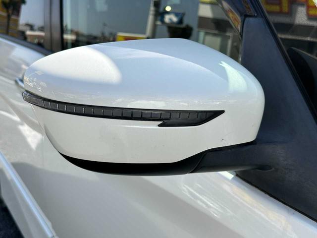 セレナ ハイウェイスター　禁煙車　ＫＭＧ認定保証　ナビ　フルセグＴＶ　バックカメラ　Ｂｌｕｅｔｏｏｔｈ　ＣＤ／ＤＶＤ　両側電動スライドドア　衝突被害軽減ブレーキ　レーンキープアシスト　ドライブレコーダー　ＥＴＣ　ウォークスルー（16枚目）