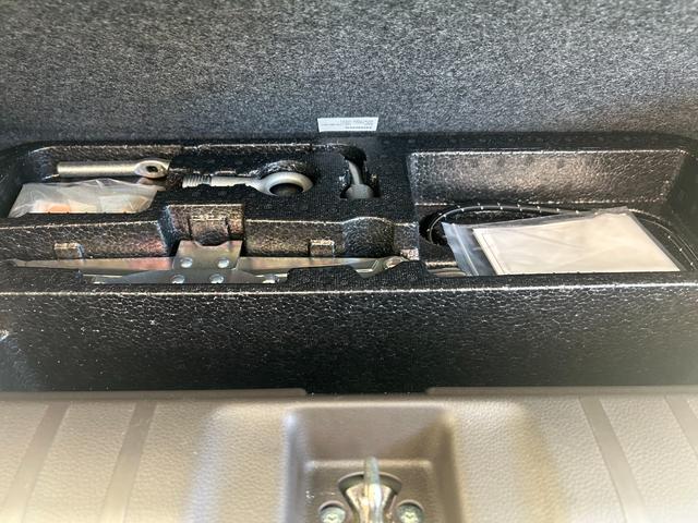 当社の届出済（登録済）未使用車は、新車登録時から「５年間、もしくは走行１０万ｋｍ」まで保証致します。保証内容はメーカー保証書（メンテナンスノート）に準じます。※詳細はスタッフにお尋ねください。