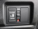 片側電動スライドドア装備!運転席よりボタン一つで開閉可能でございます。