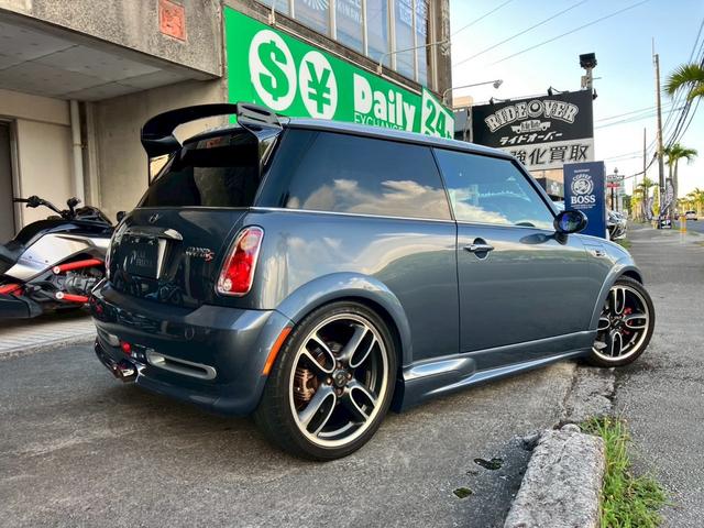 ＭＩＮＩ クーパーＳ　ジョンクーパーワークスＧＰキット　ステアリングスイッチ　カーボンリアウイング　ゴーストフィルム　ボンネットダクト（3枚目）