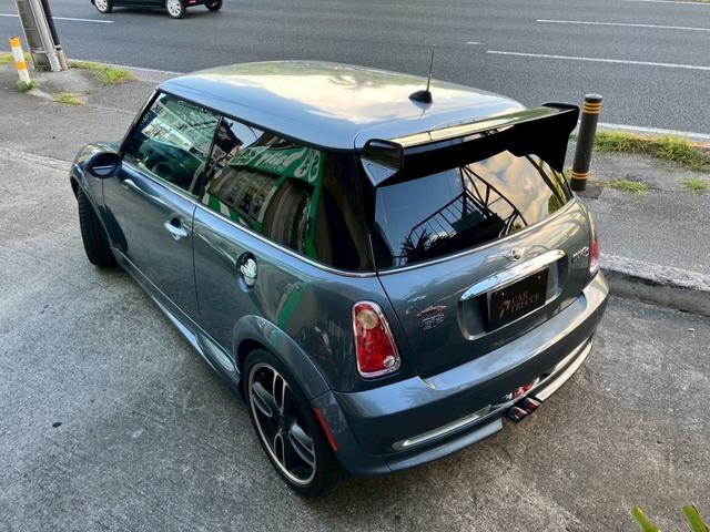 ＭＩＮＩ クーパーＳ　ジョンクーパーワークスＧＰキット　ステアリングスイッチ　カーボンリアウイング　ゴーストフィルム　ボンネットダクト（7枚目）