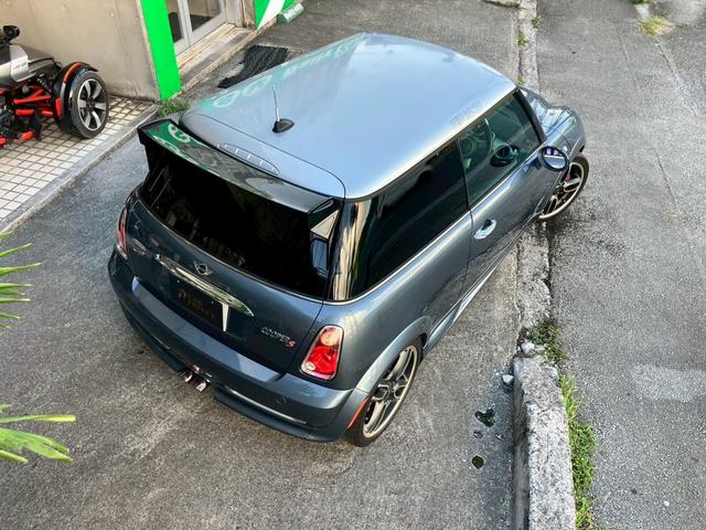 ＭＩＮＩ クーパーＳ　ジョンクーパーワークスＧＰキット　ステアリングスイッチ　カーボンリアウイング　ゴーストフィルム　ボンネットダクト（9枚目）