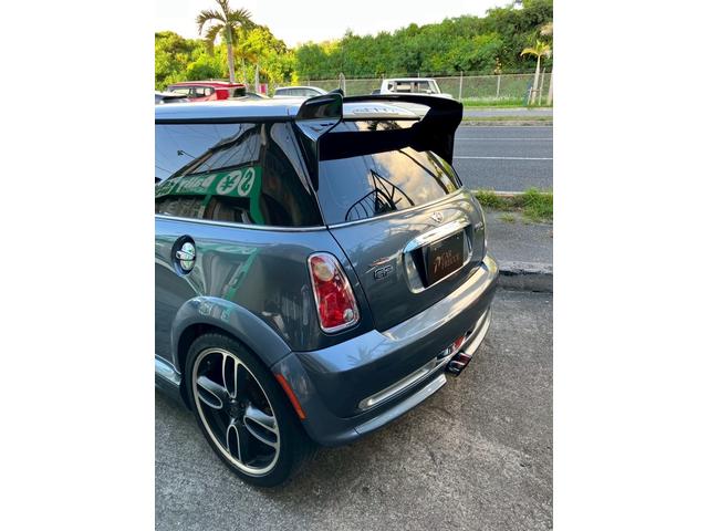 ＭＩＮＩ クーパーＳ　ジョンクーパーワークスＧＰキット　ステアリングスイッチ　カーボンリアウイング　ゴーストフィルム　ボンネットダクト（13枚目）