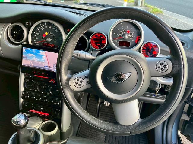 ＭＩＮＩ クーパーＳ　ジョンクーパーワークスＧＰキット　ステアリングスイッチ　カーボンリアウイング　ゴーストフィルム　ボンネットダクト（22枚目）