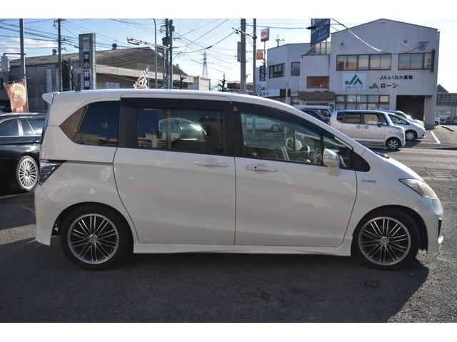 フリードハイブリッド ジャストセレクション　スマートキー　純正ＨＤＤナビ　ベンチシート　オートエアコン　バックカメラ　左側パワースライドドア　社外ホイール　７人乗りフリップダウンモニター　ＥＴＣ（4枚目）