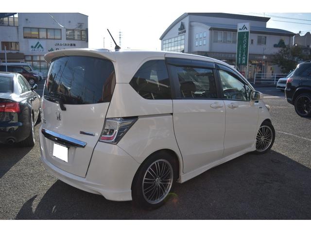 フリードハイブリッド ジャストセレクション　スマートキー　純正ＨＤＤナビ　ベンチシート　オートエアコン　バックカメラ　左側パワースライドドア　社外ホイール　７人乗りフリップダウンモニター　ＥＴＣ（5枚目）