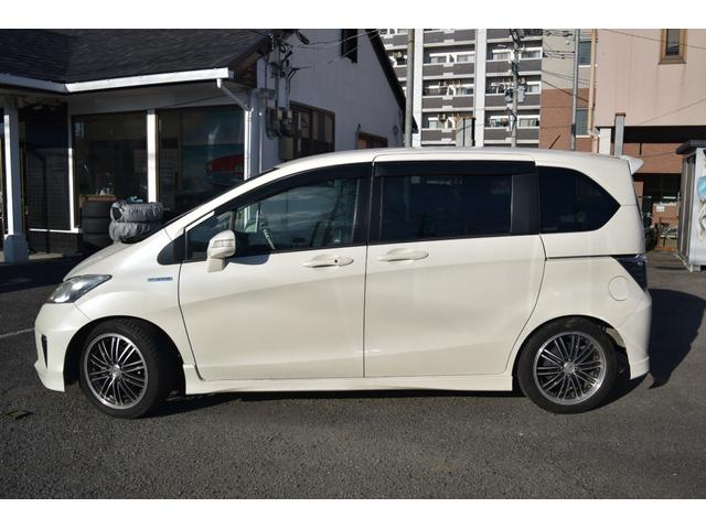 フリードハイブリッド ジャストセレクション　スマートキー　純正ＨＤＤナビ　ベンチシート　オートエアコン　バックカメラ　左側パワースライドドア　社外ホイール　７人乗りフリップダウンモニター　ＥＴＣ（8枚目）