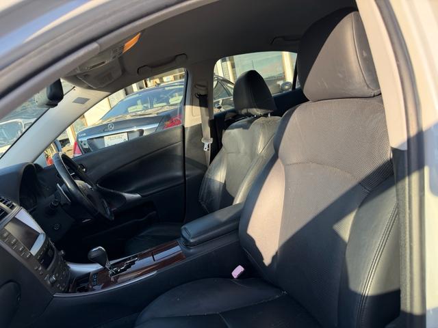 ＩＳ ＩＳ２５０　バージョンＬ　スマートキー　プッシュスタート　ステアリングスイッチ　パドルシフト　クルーズコントロール　バックカメラ　パワーシート（10枚目）