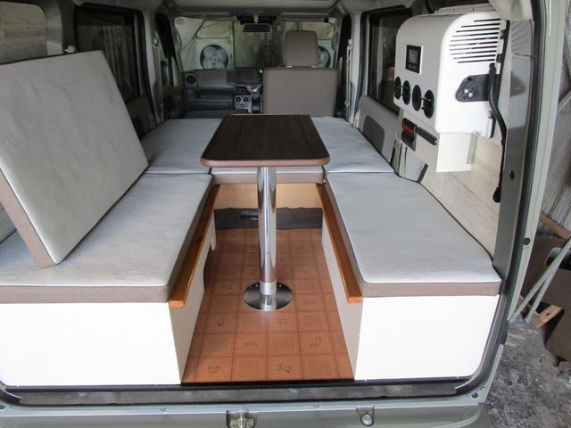 エブリイ ジョインターボ　車中泊仕様車　ルーフテント　床下収納　断熱施工　対面式ダイネット　壁面折り畳みテーブル×１　ベッド全長１９０ｃｍ　１００Ｖコンセント×１　外部電源入力　室内照明２カ所（4枚目）