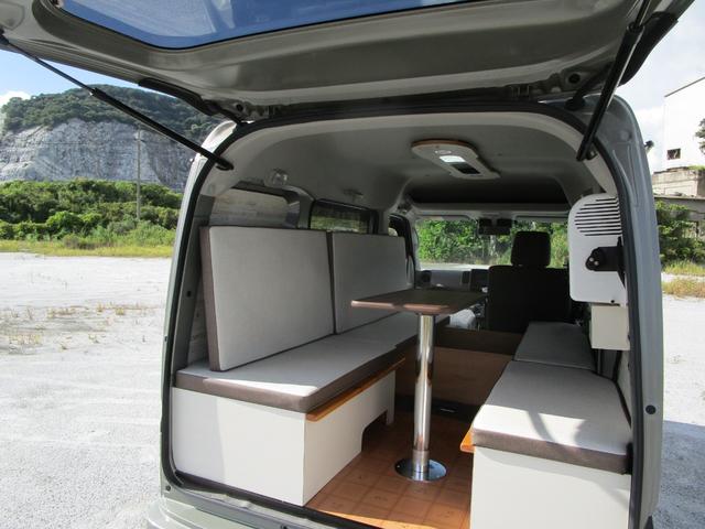 エブリイ ジョインターボ　車中泊仕様車　ルーフテント　床下収納　断熱施工　対面式ダイネット　壁面折り畳みテーブル×１　ベッド全長１９０ｃｍ　１００Ｖコンセント×１　外部電源入力　室内照明２カ所（5枚目）