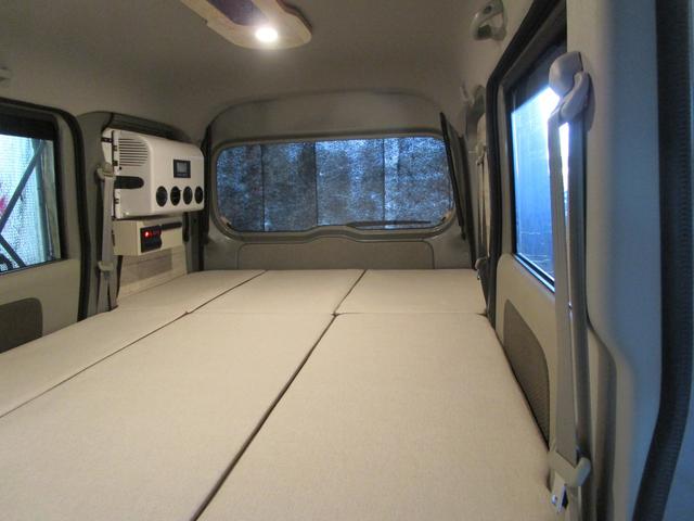 エブリイ ジョインターボ　車中泊仕様車　ルーフテント　床下収納　断熱施工　対面式ダイネット　壁面折り畳みテーブル×１　ベッド全長１９０ｃｍ　１００Ｖコンセント×１　外部電源入力　室内照明２カ所（6枚目）
