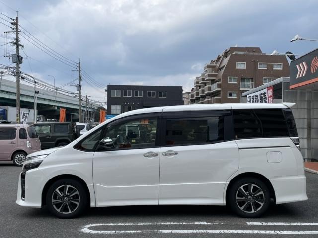 ヴォクシー ZS 煌III ワンオーナー 両側電動スライド キーレス フルセグ ナビ&TV 乗車定員7人 アイドリングストップ エアバッグ オートマ 助手席エアバッグ 衝突被害軽減システム ETC バックカメラ(6枚目)