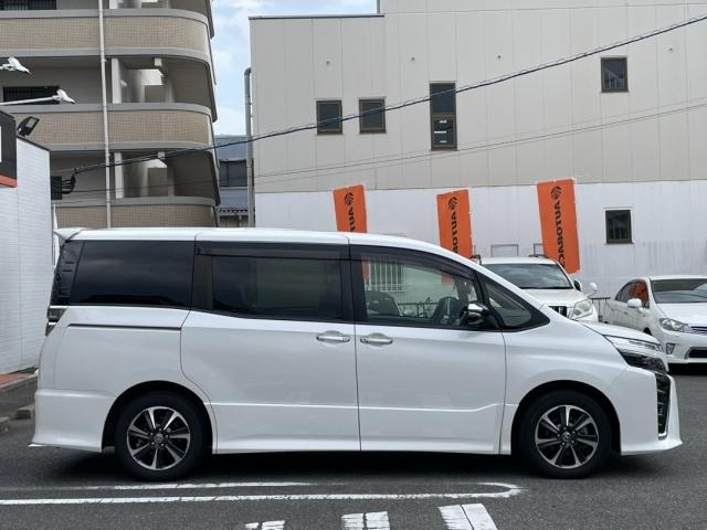 ヴォクシー ZS 煌III ワンオーナー 両側電動スライド キーレス フルセグ ナビ&TV 乗車定員7人 アイドリングストップ エアバッグ オートマ 助手席エアバッグ 衝突被害軽減システム ETC バックカメラ(7枚目)