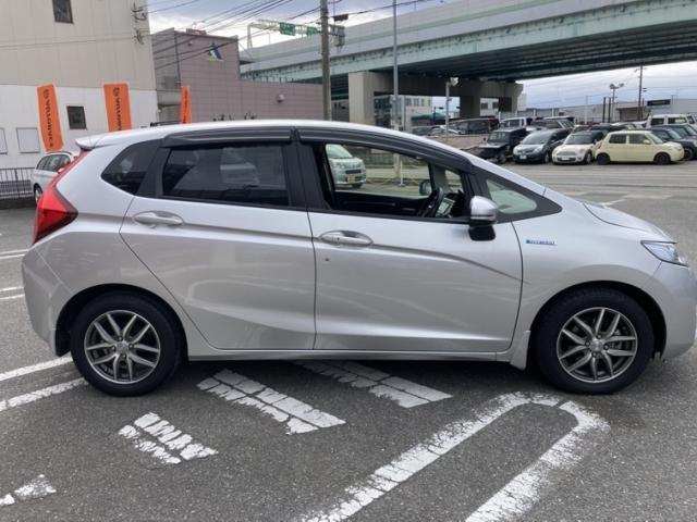 フィットハイブリッド Ｌパッケージ　キーレス　フルセグ　ナビ＆ＴＶ　１５アルミホイール　エアバッグ　オートマ　ディーラー車　助手席エアバッグ　ＥＴＣ　バックカメラ　スマートキー　オートクルーズコントロール（7枚目）