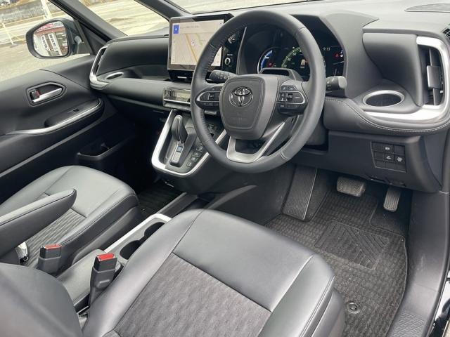 ノア ハイブリッドＳ－Ｚ　ワンオーナー　両側電動スライド　キーレス　フルセグ　ナビ＆ＴＶ　１７アルミホイール　乗車定員７人　エアバッグ　オートマ　助手席エアバッグ　衝突被害軽減システム　ＥＴＣ　バックカメラ（2枚目）