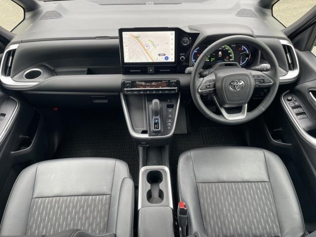 ノア ハイブリッドＳ－Ｚ　ワンオーナー　両側電動スライド　キーレス　フルセグ　ナビ＆ＴＶ　１７アルミホイール　乗車定員７人　エアバッグ　オートマ　助手席エアバッグ　衝突被害軽減システム　ＥＴＣ　バックカメラ（4枚目）