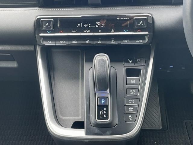 ノア ハイブリッドＳ－Ｚ　ワンオーナー　両側電動スライド　キーレス　フルセグ　ナビ＆ＴＶ　１７アルミホイール　乗車定員７人　エアバッグ　オートマ　助手席エアバッグ　衝突被害軽減システム　ＥＴＣ　バックカメラ（10枚目）