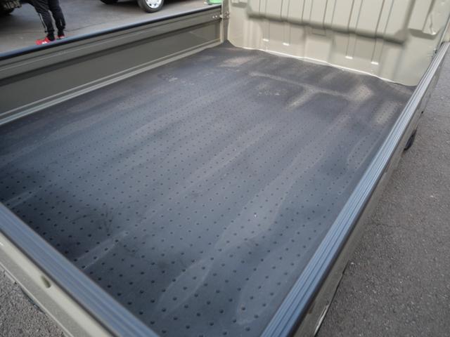 キャリイトラック ＫＣエアコン・パワステ　セレクト４ＷＤ車　エアコン　パワーステアリング　パワーウィンドウ　Ｗエアバッグ　トラクションコントロール　アイドリングストップ　ブレーキサポート　ラジオ　三方開　荷台マット　荷台ガード（9枚目）