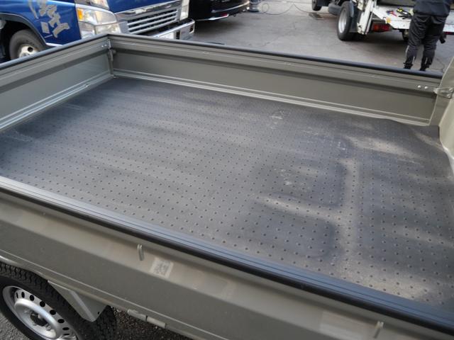 キャリイトラック ＫＣエアコン・パワステ　セレクト４ＷＤ車　エアコン　パワーステアリング　パワーウィンドウ　Ｗエアバッグ　トラクションコントロール　アイドリングストップ　ブレーキサポート　ラジオ　三方開　荷台マット　荷台ガード（10枚目）
